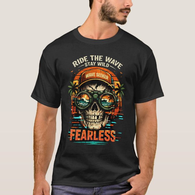Fearless Skull Surf T-Shirt Retro Glitch Design (Vorderseite)