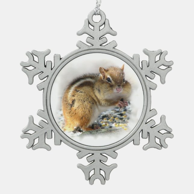 Feasting Chipmunk Schneeflocken Zinn-Ornament (Vorderseite)