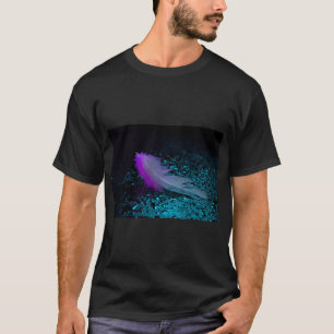 Feather Touch: Nasse Natur Kunst T-Shirt