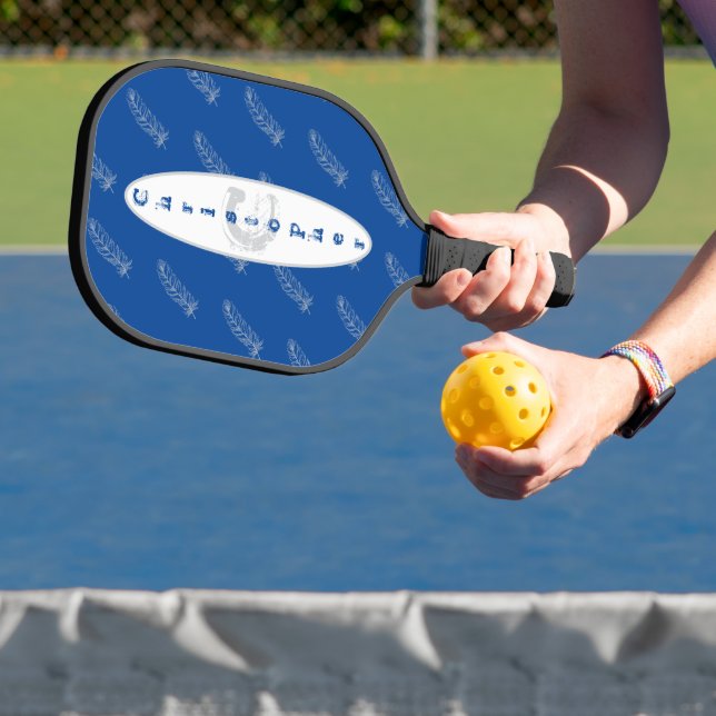 Feathers Muster White Blue Modern Monogram Pickleball Schläger (InSitu)