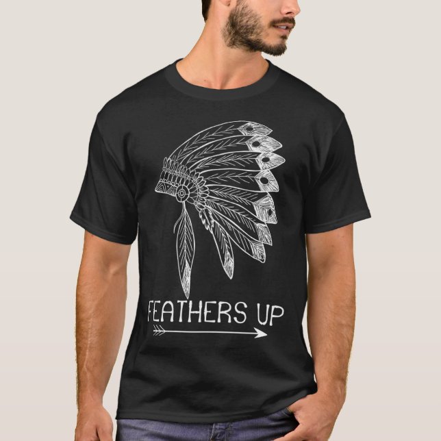 Feathers Up Proud Native American Indian Headdress T-Shirt (Vorderseite)