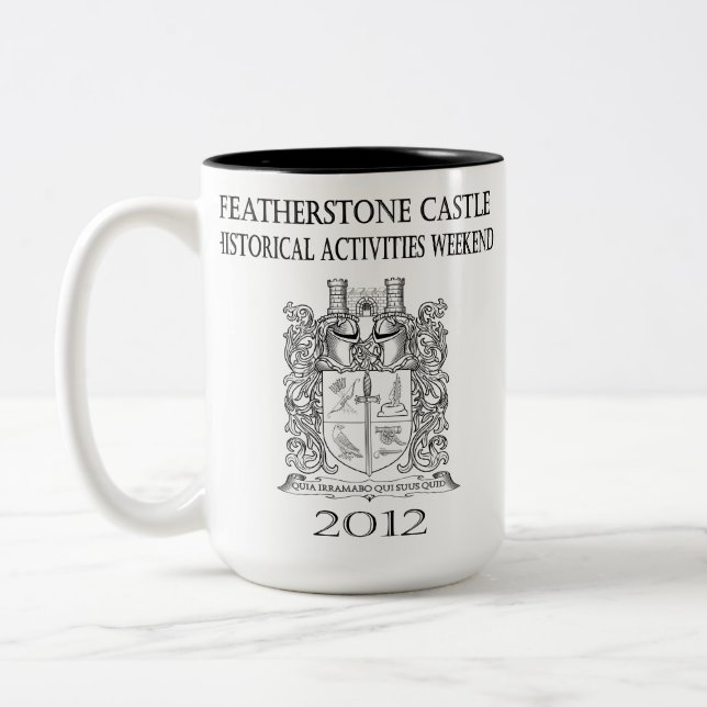 Featherstone Wochenenden-"Wappen" Tasse (Links)