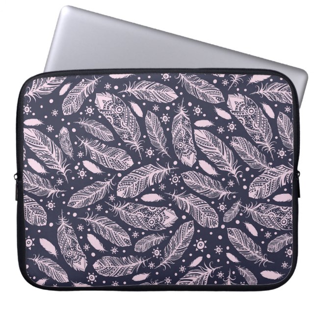 Feathery Fantasy: Romantische Musterkreation Laptopschutzhülle (Vorderseite)