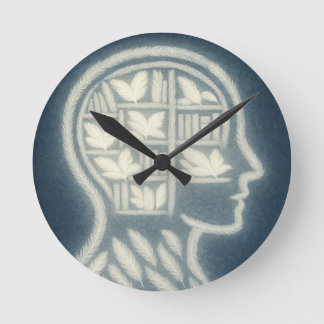 Feathery Head mit glänzenden weißen Büchern (Dark  Runde Wanduhr