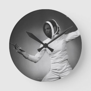 Fechtende Frau Runde Wanduhr