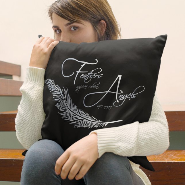 Federn erscheinen, wenn Engel in der Nähe sind Kissen (Von Creator hochgeladen)