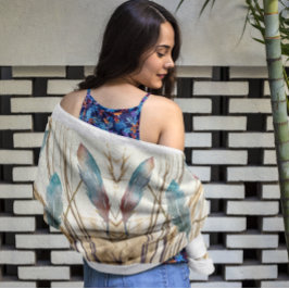 Federn in Aquarellfarbe auf getrocknetem Gras Strandtuch