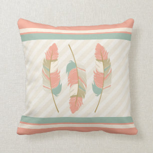 Federn in der Koralle, tadelloses Grünes und Sahne Kissen