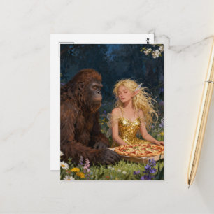 Fee und Sasquatch essen Pizza im Wald Postkarte