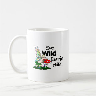 Fee von wild lebenden Feen und Tasse von Pilzen in