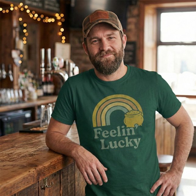 Feelin' Lucky Retro Rainbow Pot of Gold T-Shirt (Von Creator hochgeladen)