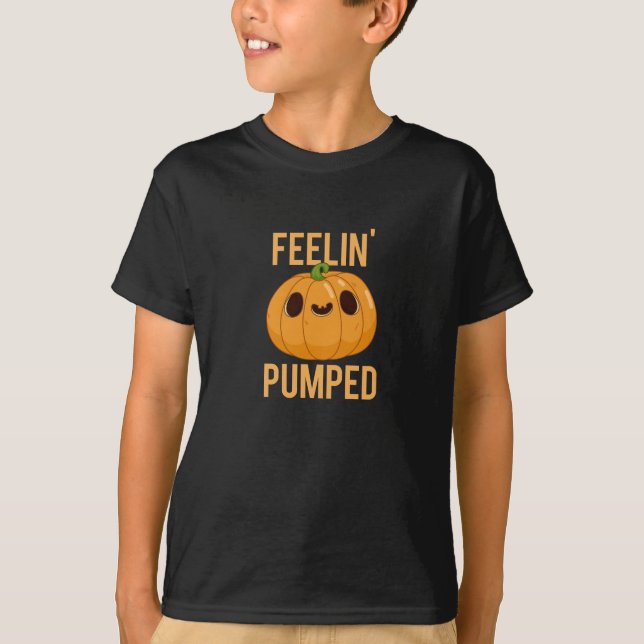 Feelin Pumped Funny Pumpkin Pun Dark BG T-Shirt (Vorderseite)