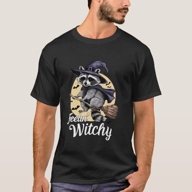 Feelin Witchy Niedlich Raccoon Halloween Witch Spo T-Shirt (Vorderseite)