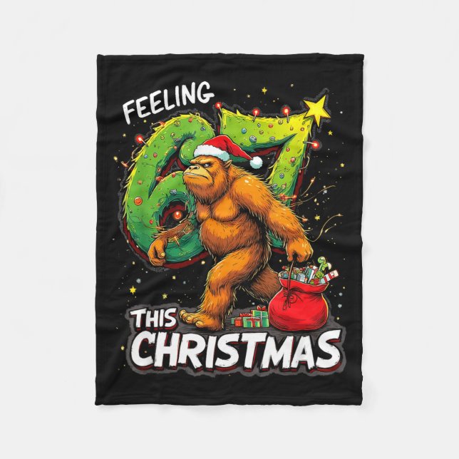Feeling 67 Funny Christmas Bigfoot Holiday  Fleecedecke (Vorderseite)