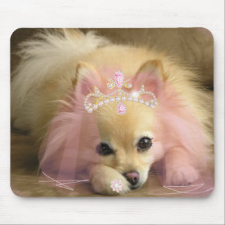 feenhafter Prinzessinhund mit Diamantkrone Mousepad