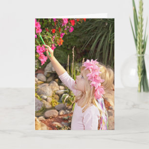 Feenmädchen malt eine Blume Karte