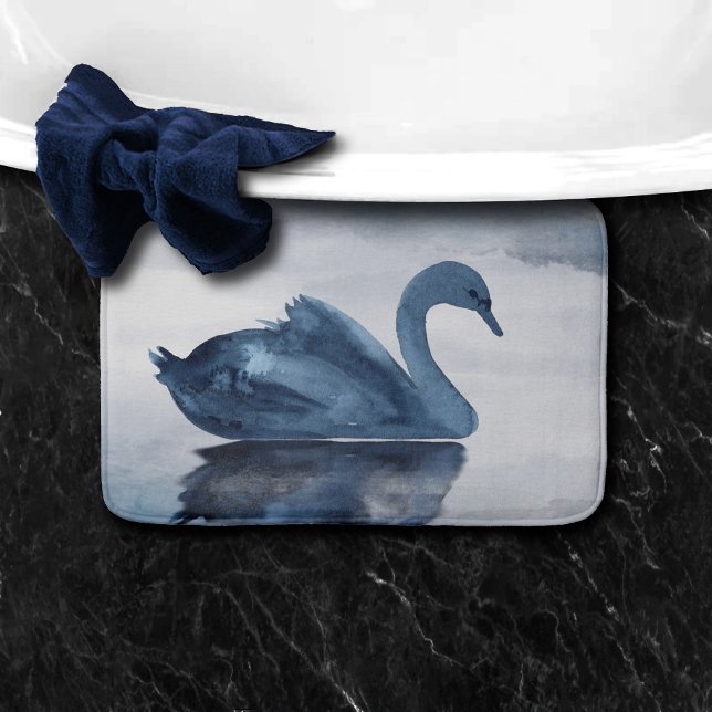 Fehlsichtigkeit | Moody Dusty Blue Swan am See Badematte (Von Creator hochgeladen)