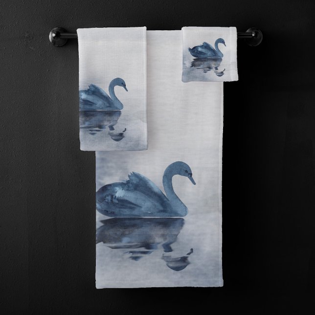 Fehlsichtigkeit | Moody Dusty Blue Swan am See Badhandtuch Set (Von Creator hochgeladen)
