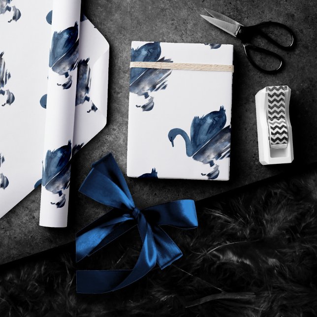 Fehlsichtigkeit | Moody Dusty Blue Swan am See Geschenkpapier (Von Creator hochgeladen)