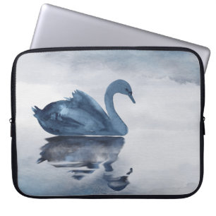 Fehlsichtigkeit   Moody Dusty Blue Swan am See Laptopschutzhülle