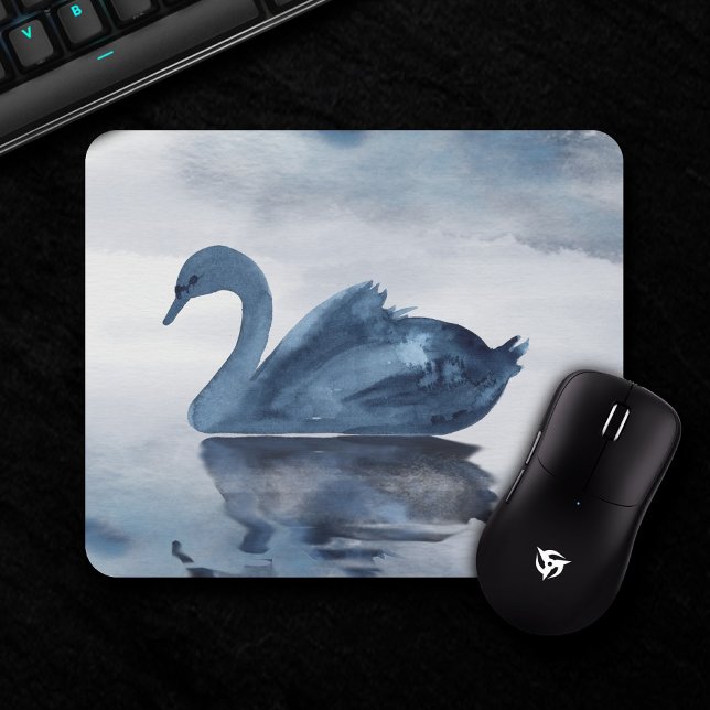 Fehlsichtigkeit | Moody Dusty Blue Swan am See Mousepad (Von Creator hochgeladen)