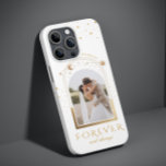 FEIER UND IMMER Hochzeit Magenta Celestial Foto Case-Mate iPhone 14 Hülle<br><div class="desc">FOREVER UND IMMER Wedding Magenta Celestial Foto Personalisiert Name Smartphone iPhone Case zeigt die Sonne, Mond und Sterne mit Ihrem Lieblingsfoto auf einem magentafarbenen Hintergrund und personalisiert mit Ihrem Namen und benutzerdefinierten Text oder "Forever and immer" in modernen Gold Kalligraphie Skript Typografie. FOTO TIPP: Zentrieren Sie Ihr Foto vor dem...</div>