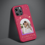 FEIER UND IMMER Hochzeit Magenta Celestial Foto Case-Mate iPhone 14 Hülle<br><div class="desc">FOREVER UND IMMER Wedding Magenta Celestial Foto Personalisiert Name Smartphone iPhone Case zeigt die Sonne, Mond und Sterne mit Ihrem Lieblingsfoto auf einem magentafarbenen Hintergrund und personalisiert mit Ihrem Namen und benutzerdefinierten Text oder "Forever and immer" in modernen Gold Kalligraphie Skript Typografie. FOTO TIPP: Zentrieren Sie Ihr Foto vor dem...</div>