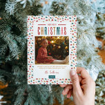Feierlich Frohe Weihnachten 4 Foto<br><div class="desc">Moderne, individuell bedruckte Weihnachtskarten mit einer einfachen DIY-Vorlage zum Anpassen. Dieses festliche Design zeichnet sich durch farbenfrohe Typografie und einen niedlichen abstrakten Punktehintergrund in gedämpften Rot-, Grün-, Gold- und Rosatönen aus. Fügen Sie Ihre Fotos, persönliche Begrüßung, Namen und das Jahr. Verwenden Sie die Entwurfswerkzeuge, um die Schriftart und Farben zu...</div>