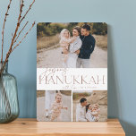Feierliche Begrüßung | 3 Foto Joyous Hanukkah Feiertagskarte<br><div class="desc">Unser festliches und elegantes Hanukkah-Kartendesign ist der perfekte Weg,  um drei Ihrer beliebten Fotos zu präsentieren. Design zeigt "Joyous Hanukkah" in eleganter Terrakotta Serif Typografie und handgeschriebene Skripte,  mit Ihrem Familiennamen. Karten kehren zu einem weißen Sternmuster zurück.</div>