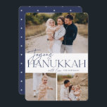 Feierliche Begrüßung | 3 Foto Joyous Hanukkah Feiertagskarte<br><div class="desc">Unser festliches und elegantes Hanukkah-Kartendesign ist der perfekte Weg,  um drei Ihrer beliebten Fotos zu präsentieren. Design zeigt "Joyous Hanukkah" in eleganter marineblauer Serifentypografie und handgeschriebenes Skript,  mit Ihrem Familiennamen. Karten kehren zu einem weißen Sternmuster zurück.</div>