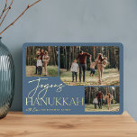 Feierliche Begrüßung | Joyous Hanukkah 3 Foto Coll Folien Feiertagskarte<br><div class="desc">Unser festliches und elegantes Hanukkah-Kartendesign ist der perfekte Weg,  drei Ihrer beliebten Fotos in einer abgerundeten Collage zu präsentieren. Das Design bietet "Joyous Hanukkah" in glänzender Goldfolien-Typografie und handgeschriebenen Schriften,  mit Ihrem Familiennamen auf einem staubigen,  blau-schwarzen Hintergrund. Karten kehren zu einem weißen Sternmuster zurück.</div>