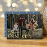 Feierliche Begrüßung Joyous Hanukkah Horizontal Fo Folien Feiertagskarte<br><div class="desc">Unser festliches und elegantes Hanukkah-Kartendesign ist der ideale Weg,  um Ihre bevorzugten horizontalen oder landschaftlich orientierten Fotos zu zeigen. Design bietet "Joyous Hanukkah" in glänzender Goldfolien Typografie und handgeschriebene Schrift,  mit Ihrem Familiennamen. Karten kehren zu einem weißen Sternmuster zurück.</div>