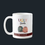 Feierliche Feier mit dem Gewinner des Ugly Sweater Kaffeetasse<br><div class="desc">Diese Ugly Sweater Kaffee Tasse ist mit dem Wort "Sieger" ausgestattet und ist ein perfekter Preis für den Party-Gast mit dem hässlichsten Pullover. Das Design zeigt eine handgezeichnete Grafik von kitschigen Weihnachtssüßern in gedämpften Farben.</div>