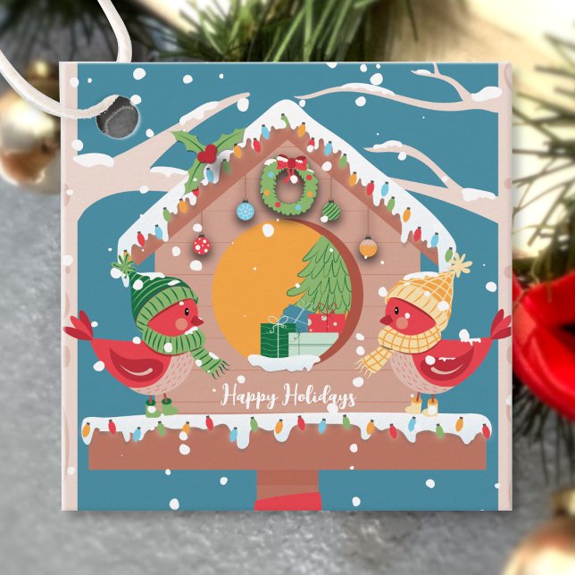 Feierliche Feiertage Geburtshaus mit Kardinälen Ge Geschenkanhänger (Cute gift tags featuring a festive Holiday birdhouse with whimsical birds couple . )
