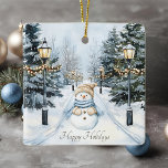 Feierliche Feiertage Wasserfarbe Snowman Happy Hol Keramikornament<br><div class="desc">Bringen Sie ein Winterwunderland zu Ihrem Baum! Dieses reizvolle quadratische Keramik-Ornament besticht durch eine reizende Aquarellszene eines freundlichen Schneemanns in einem gemütlichen Hut und Schal, stehend auf einem schneebedeckten Weg, umgeben von festlichen Lampenschirmen und immergrünen Bäumen, die mit weißem Weihnachtslicht geschmückt sind und alle unter einem sanften Schneefall stehen. Die...</div>