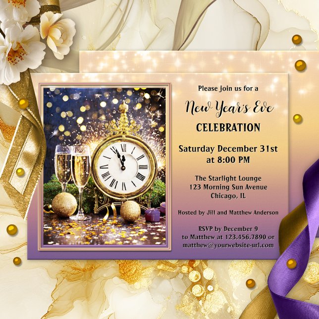 Feierliche, funkelnde Neujahrsfeier-Party Einladun Einladung (New Year's Eve party invitation featuring two sparkling wine glasses with a clock and festive lights)