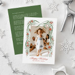 Feierliche Grüne Schleife mit Poinsettias und Grün Feiertagskarte<br><div class="desc">Senden Sie Familienjubiläum und Feiertagsstimmung mit dieser Weihnachtskarte aus einem Foto, die hübsche, handgezeichnet Illustrationen eines grünen Farbbands mit festlichen Flecken von roten Poinsettia-Blume und Grünpflanzen enthält. Traditionelle Schriftart behielt das hohe Gefühl und Tradition machen diese Urlaubskarte zu einer exzellenten Wahl für Romantiker mit einer Liebe für das große Jahrtausend...</div>