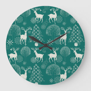 Feierliche rote Weihnachten, Winterwald. Große Wanduhr