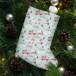 Feierliche Santa's Comin' to Town Pink Retro Van Kleiner Weihnachtsstrumpf<br><div class="desc">Feiern Sie die magische und festliche Urlaubssaison mit unserem Weihnachtsfest Strumpf. Freuen Sie sich auf eine Vintage Stadtkulisse und die Landschaft. Jedes Detail ist in diesem kleinen, malerischen Stadtviertel zusammengefasst. Die Einrichtung besteht aus rosafarbenem Haus mit festlichen Dekorationen, rosa schneebedeckten Bäumen, festlichem Showman, Lampenposten, Kindereis-Skaten. Ein rosafarbener, Vintager Lieferwagen mit...</div>