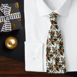 Feierliche Wintergrün Rote Berries Weihnachten Krawatte<br><div class="desc">Mit dieser dekorativen Krawatte kommen Sie in den Urlaubssgeist. Die vielseitige Krawatte ist sowohl klug genug für den Arbeitsplatz als auch festlich für Weihnachts-Treffen. Das elegante Muster von Wintergrün und roten Beeren wird durch einen blass-silbergrauen Hintergrund ergänzt. Ein ideales Accessoire und Geschenk,  um saisonalen Stil zu jedem Outfit hinzuzufügen.</div>