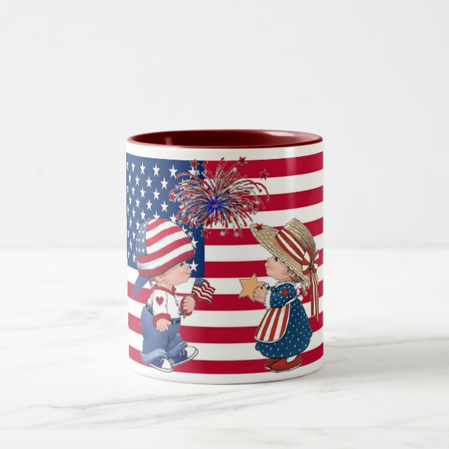 Feiern der amerikanischen Flagge Zweifarbige Tasse (Mittel)