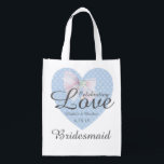 Feiern der Liebe Romantisches blaues Herz Bridesma Wiederverwendbare Einkaufstasche<br><div class="desc">Traditionelles romantisches Design. Ein hübsches blaues Herzmuster mit einem milchig weißen Bogen oben. Feiernde Liebe ist über das Herz und den Bogen geschrieben. Dann die Braut und Bräutigam Vornamen mit dem Datum der Hochzeit. Der Titel der Brautmeisterin ist unten geschrieben. Der gesamte Text kann leicht geändert werden. Sie können auch...</div>