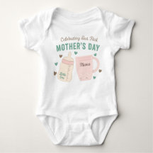 Feiern des ersten Mama's Day Baby T - Shirt
