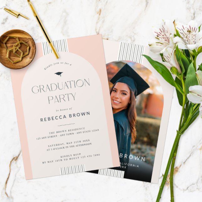 Feiern im Stil: Moderner Foto Abschluss Einladung (Front and Back of a modern arch photo graduation party invitation in soft pastel pink.)