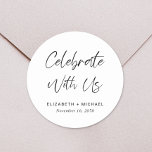Feiern mit uns Hochzeit Runder Aufkleber<br><div class="desc">Ein schicker Aufkleber für Ihre Hochzeitseinladungen mit "Celebrate With Uns" in einem modernen Drehbuch und Ihren Namen und Datum in einfacher und eleganter Serif-Typografie.</div>