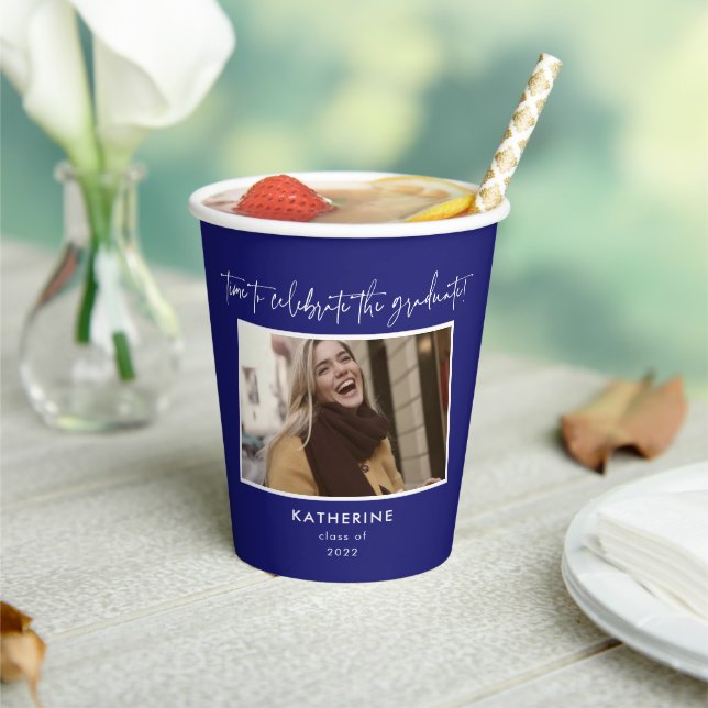 Feiern Sie das Graduate Modern Blue Script Pappbecher (In Situ)