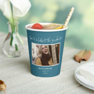 Feiern Sie das Graduate Modern Turquoise Script Pappbecher