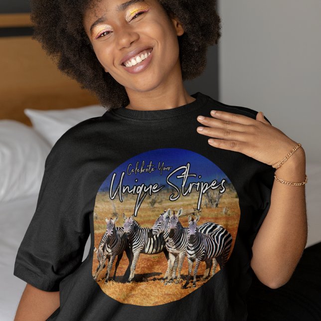"Feiern Sie Ihre einzigartigen Streifen" Zebra Art T-Shirt (Von Creator hochgeladen)