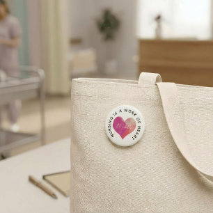 Feiern Sie Krankenschwestern Rosa Wasserfarbe Herz Button