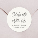 Feiern Sie mit unserer Cream-Hochzeit Runder Aufkleber<br><div class="desc">Ein schicker Creme Aufkleber für Ihre Hochzeitsempfangseinladungen und speichern Sie die Daten mit "Celebrate With Uns" in einem modernen Skript und Ihre Namen und Datum in einfachen und eleganten Serif-Typografie.</div>